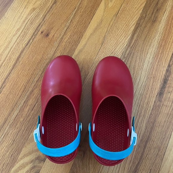 Calzuro clogs in maroon with teal heel straps ❤️❤️🎁🎁 - Picture 2 of 4